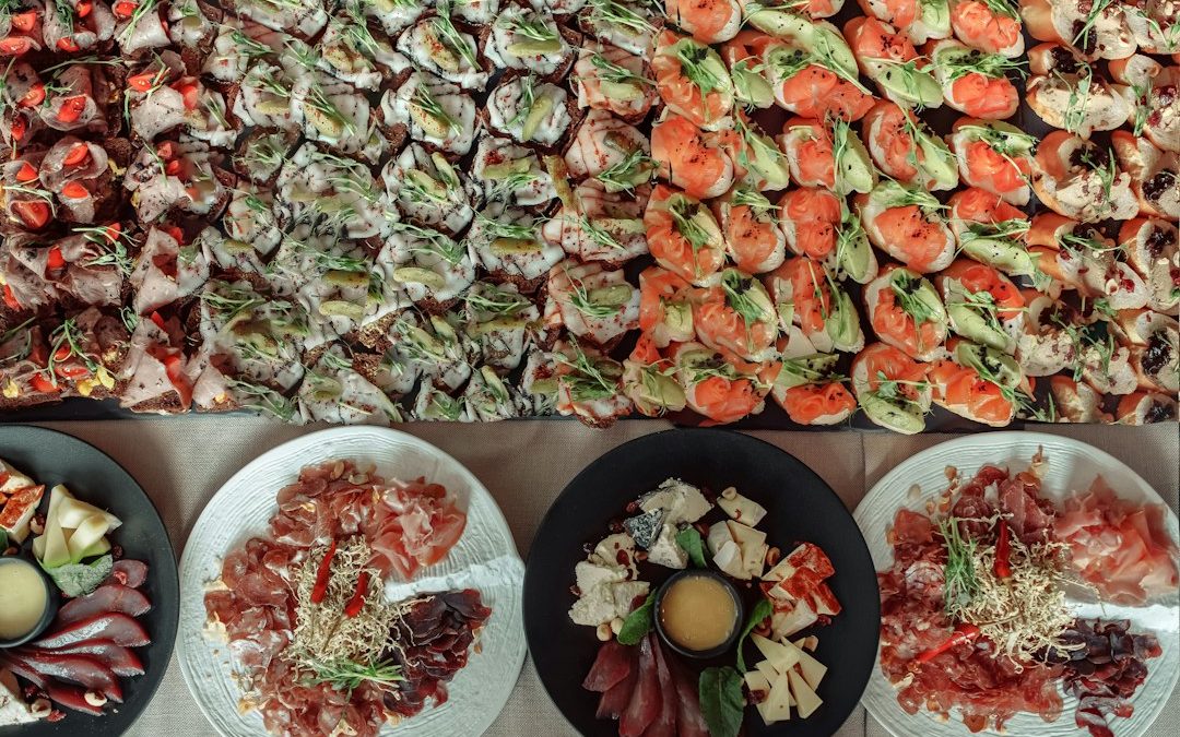 Selección de raciones pequeñas y variadas en un catering corporativo de Barcelona