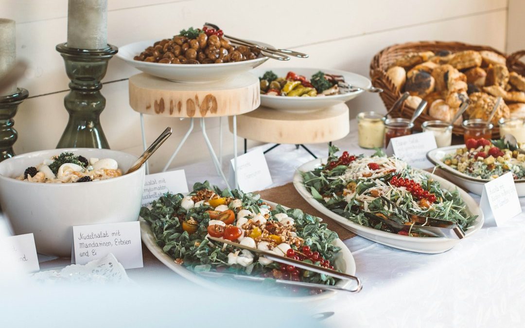 Servicio de catering sostenible en Barcelona con vajilla reutilizable en un evento
