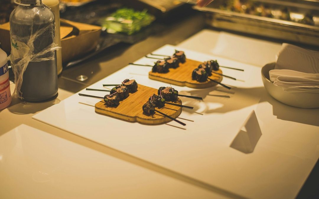 Chef de catering en Barcelona reinterpretando una receta catalana con producto local en un evento